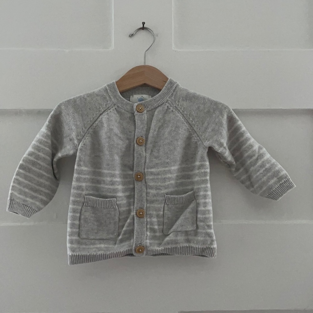 Grey sweater/cardigan w/white stripes / PM-B0077